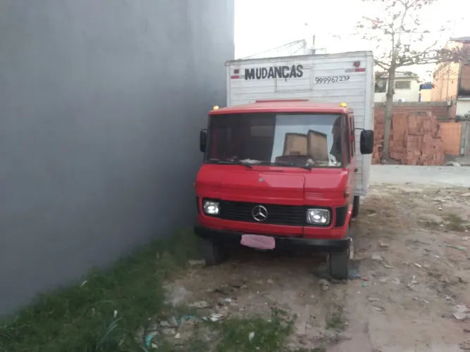 Vende-se MB 608 ano 78 baú de 4,50 comprimento e 2,30 largura e 2,20 altura,documento ok.