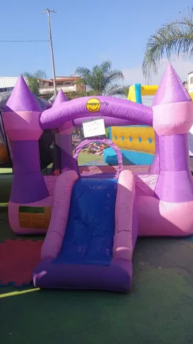 Castelinho inflável serve pra criança até 3 aninhos vai com motor..obs não entregou