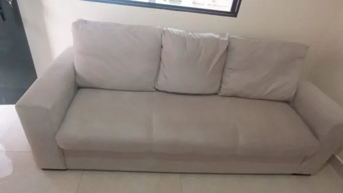 Sofá novo, moderno, forte, na cor bege