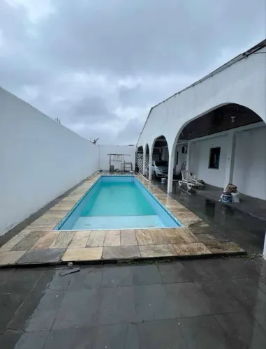 * Casa a venda com piscina