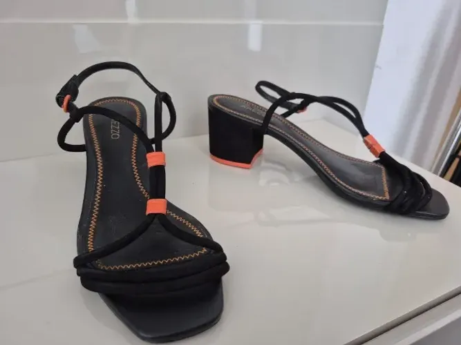 Vendo um par de sandália feminina salto médio grosso Arezzo usada apenas uma vez.