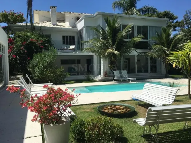 Linda Casa à venda a 50 metros da  Praia Brava - Florianópolis - SC.