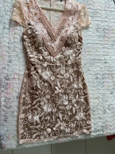 Vestido de renda com pedrarias