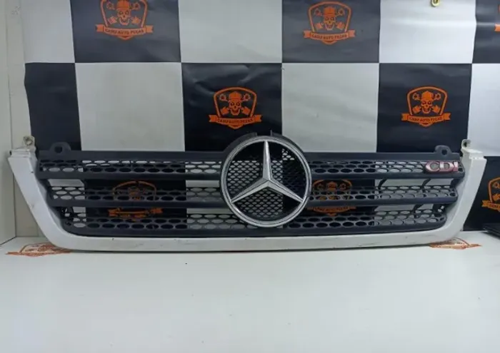 N312P- Grade Dianteira com moldura e emblema Mercedes Sprinter 413CDI 2008