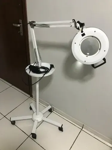 Luminaria c/ lupa estek c/suporte pedestal bivolt