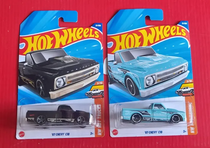 Hot Wheels 2 unidades da 67 Chevy C10. Preta e a Ciano.