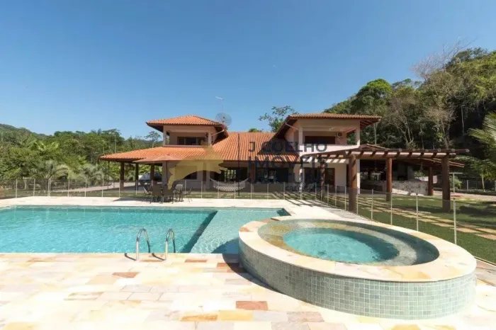 Casa a venda no bairro Ressaca em Ubatuba-SP.