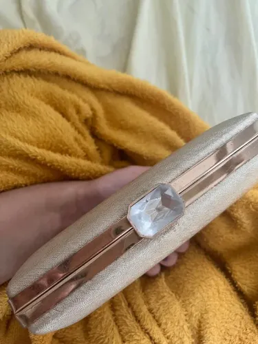 Bolsa de mão dourada com pedraria