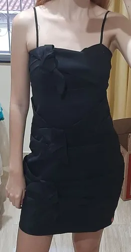 Lindo Vestido Preto Tubinho com Detalhes