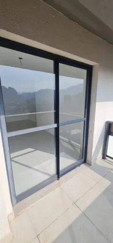 Porta de vidro e alumínio para varanda / sala