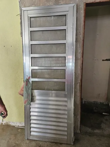 Porta de Alumínio com Basculante e Portão de Ferro