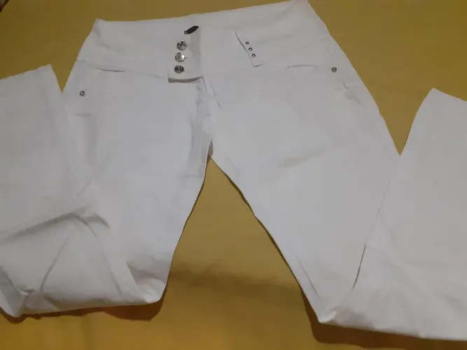 LINDA Calça branca feminina com detalhes