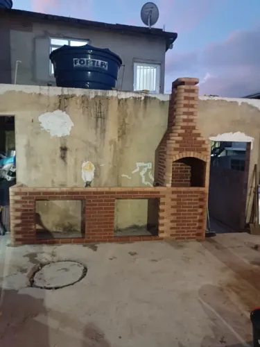 Churrasqueira de alvenaria e base pra bancada e pia