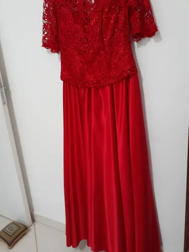 Vestido de festa vermelho com renda