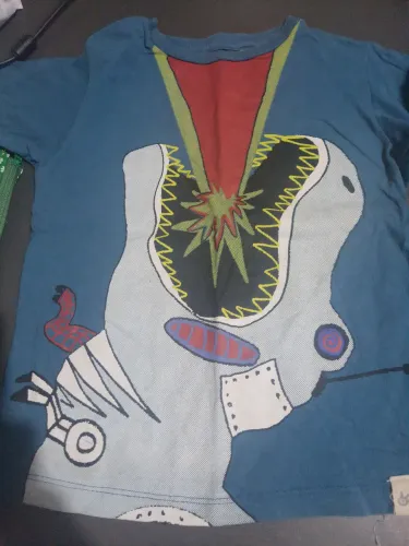 Camiseta infantil divertida. Fábula. Tamanho 4