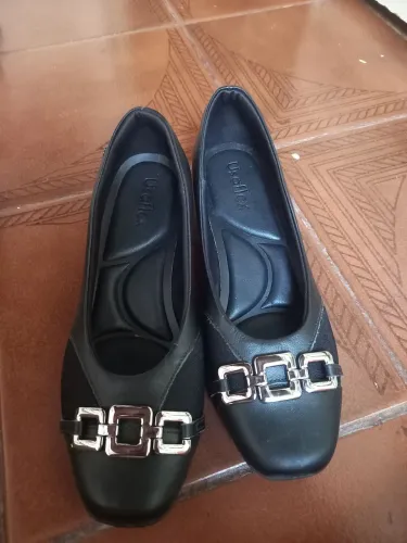 Salto baixo Usaflex Preta com Detalhe em Metal