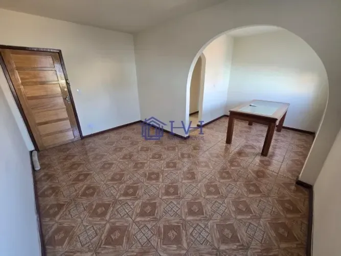 Apto 2 quartos, copa, 1 vaga coberta. Reformado
