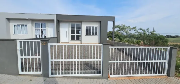 Casa a venda em Vitorino, 02 quartos com suíte, avenida asfaltada.