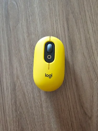 Mouse Logitech sem fio amarelo pop