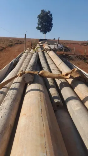 Vende-se poste de madeira e cimento