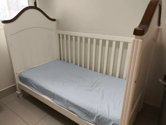 Berço, com grades removíveis, transformando em mini cama.