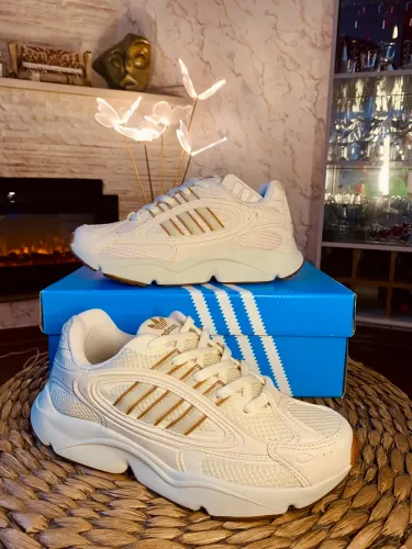 tênis Adidas Ozmillem white caramel