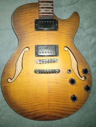 Guitarra Ibanez AGS 83B Semi-Acústica 