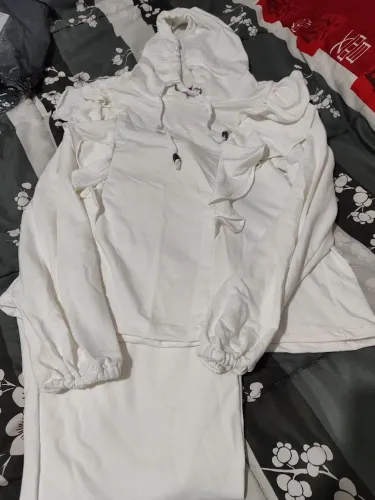 Conjunto de Moletom Branco com Detalhes em Renda