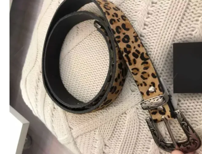 Cinto animal print com fivela estilosa
