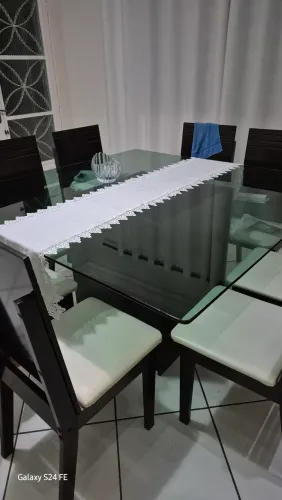 Mesa de vidro com 8 lugares