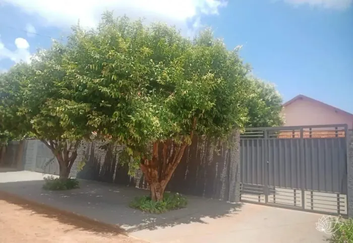 Casa com quintal amplo, 4 quartos sendo 1 suíte à venda no Jardim Alvorada em Três Lagoas