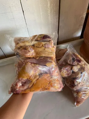 Frango caipira e ovos de codorna