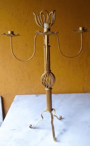 Grande Candelabro em Ferro forjado trançado patinado de dourado Cinco velas *Descriçã