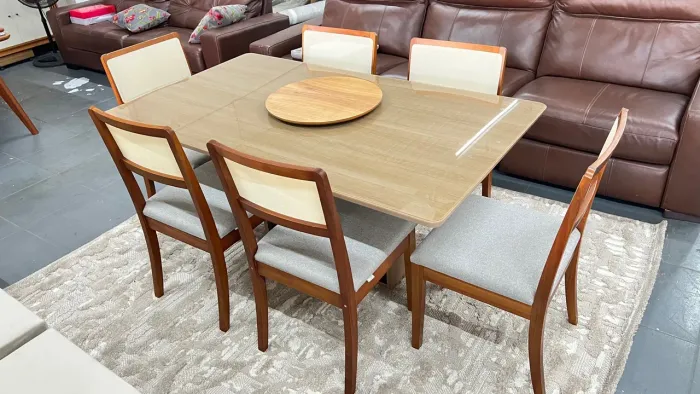 Conjunto Mesa de Jantar com 6 Cadeiras - Elegância e Conforto