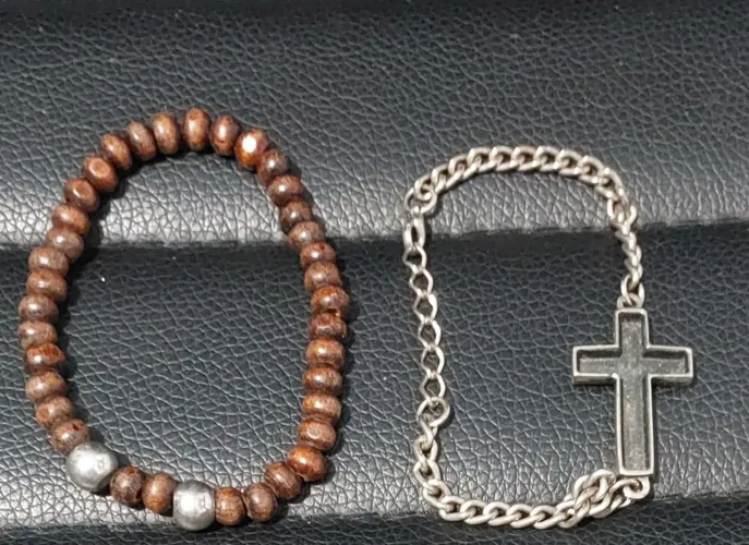 Pulseira de Misanga e Pulseira de Cruz - Courino e Aço Inox - Cores: Marrom e Prata