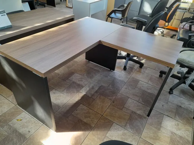 Mesa de canto em L Na medida 1,35x1,35 - Nova