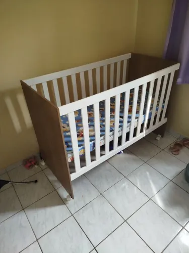 Vendo berço com colchão em perfeito estado .