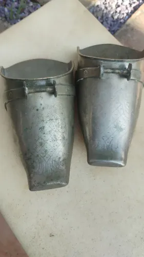 Estribo caçamba metal desenhado 2 peças