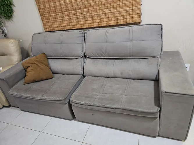 Sofa retrátil cinza