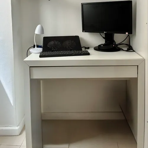 Escrivaninha com gaveta 