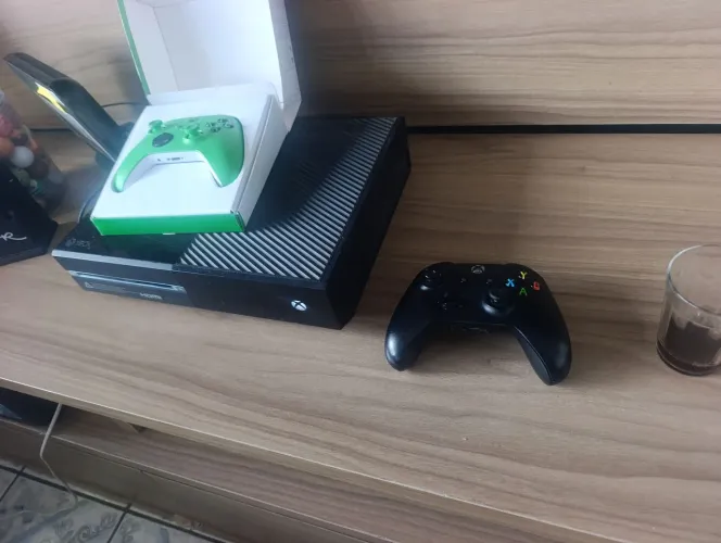 VENDO XBOX ONE TUDO FUNCIONANDO R$ 750,00, CONTROLE VERDE R$ 400,00