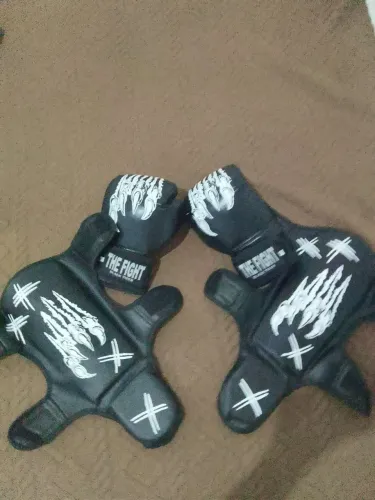 Luva e caneleira de Muay Thai