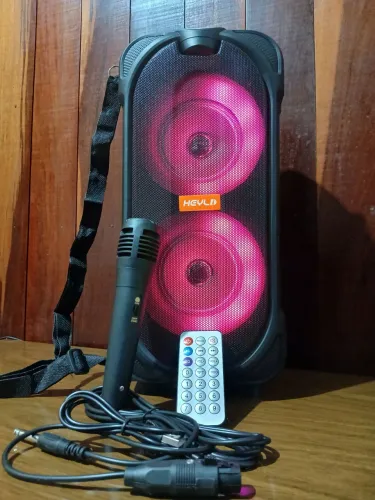 Caixa de som com LED e microfone