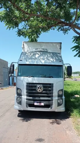 Vw constellation 24250 6x2 ano 2010