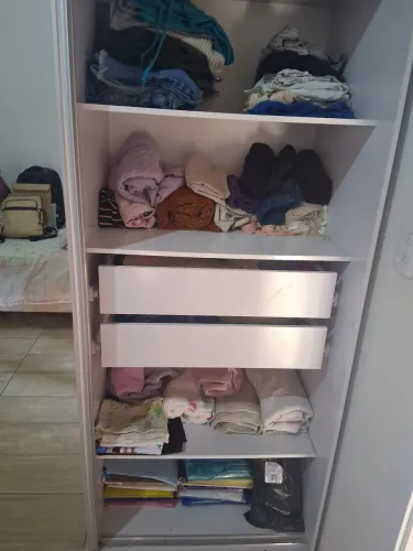 Vendo guarda roupa 2 portas com espelho, duas divisórias .Também possui duas gavetas .