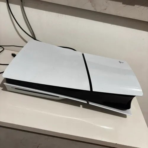 PS5 com Leitor de disco + 2 controles + 2 jogos