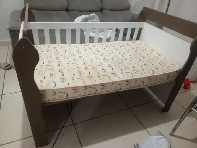 Berço de bebê com regulagem de duas alturas 