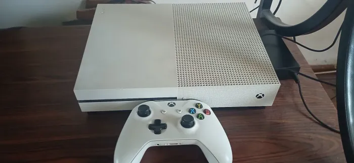 Xbox One S 1TB Perfeito Estado + 1 Controle Original