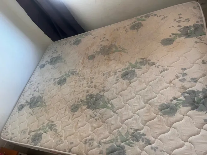 Vendo cama de casal boxe, com marcas de uso