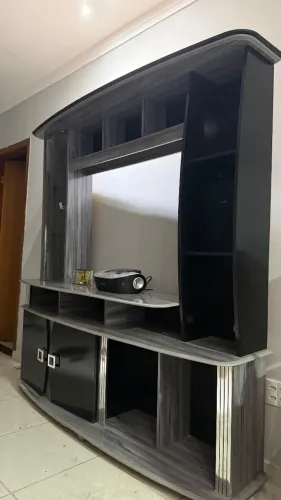 Estante de sala com cristaleira